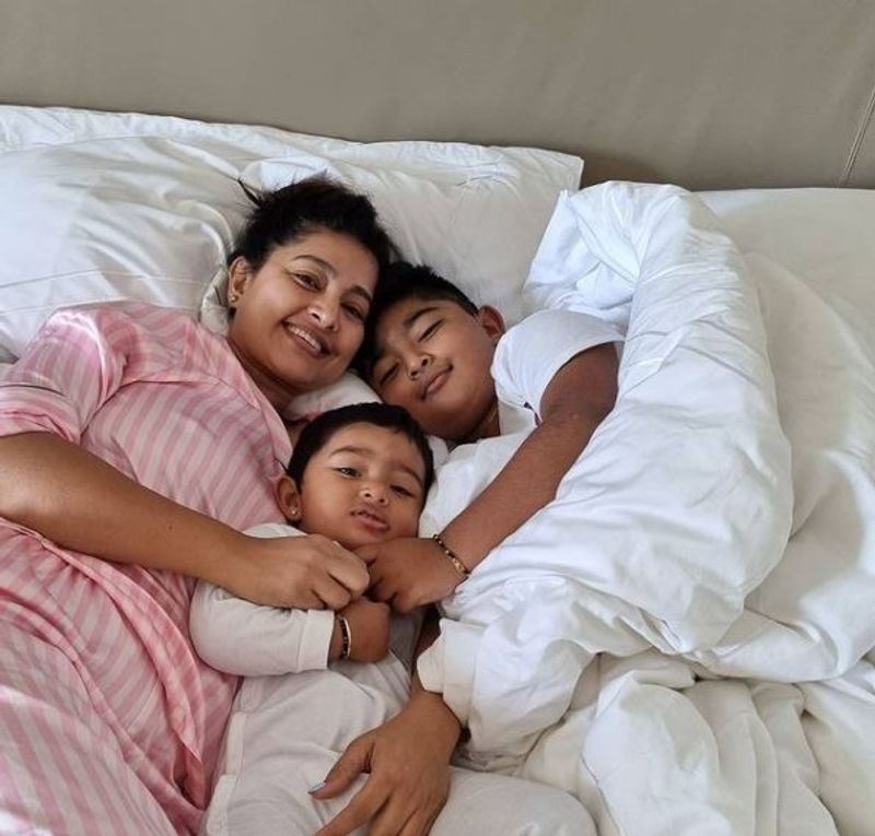 இந்நிலையில், சினேகா தன்னுடைய மகன், மற்றும் மகளுடன் பெட்டில் படுத்த படியே, புகைப்படம் ஒன்றை வெளியிட்டுள்ளார். அதில், துளியும் மேக்அப் இன்றி, தூங்கி எழுந்த பின்னரும் பளீச் முகத்தில் இருக்கிறார். இந்த புகைப்படம் தற்போது ரசிகர்கள் மத்தியில், லைக்குகள் குவிந்து வருகிறது.
