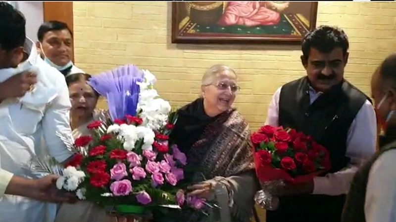 अपनी साफ छवि के लिए प्रसिद्ध सुमित्रा महाजन के नाम एक ऐसा रिकॉर्ड दर्ज है, जिसे तोड़ना संभवतः असंभव है। वे देश की एकमात्र महिला सांसद हैं, जो साल 1989, 1991, 1996, 1998, 1999, 2004, 2009 और 2014 में वह लगातार 8 चुनाव एक ही पार्टी और एक ही लोकसभा क्षेत्र इंदौर से जीती।