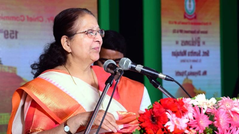 मीडिया रिपोर्ट्स के मुताबिक इसके बाद इंदौर-3 विधानसभा से वे पहली बाहर विधानसभा के चुनावी मैदान में उतरी, लेकिन उन्हें कांग्रेस के महेंश चंद्र जोशी के हाथों हार का सामना करना पड़ा, जो उनके राजनीतिक जीवन एक मात्र हार थी।