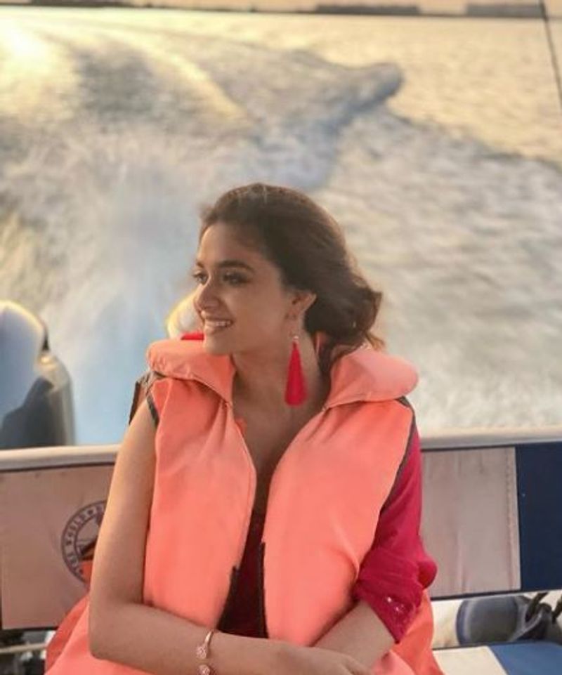 அந்த ஷிப்பிங் பின்னால் நுரை போங்க... நடுவில் சும்மா கடல் கன்னி போல் அழகில் ஜொலிக்கிறார் கீர்த்தி. இந்த புகைப்படங்களுக்கு வேற லெவலில் ரசிகர்கள் லைக்குகளை குவிந்து வருகிறார்கள்.