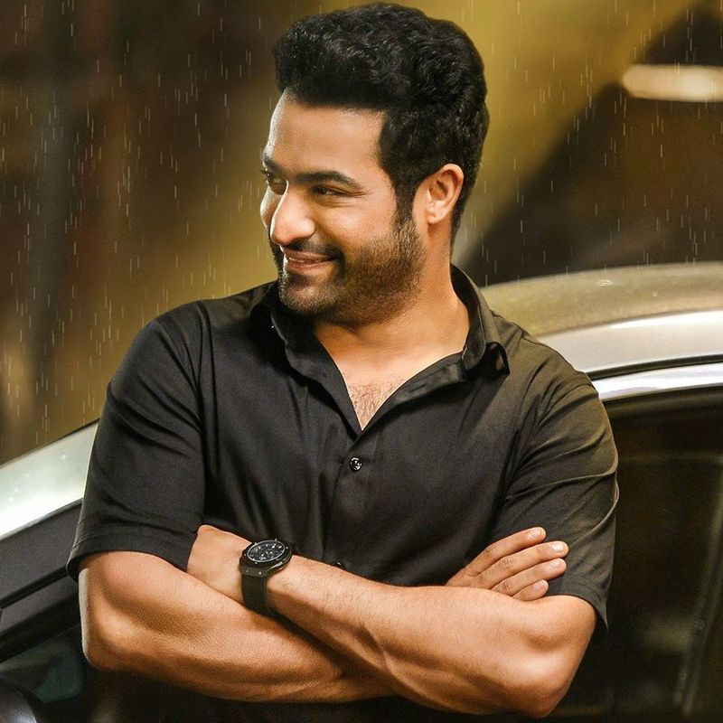 అందరూ అడుగుతూ ఉన్నప్పటికీ... ఎన్టీఆర్ మాత్రం తన మౌనాన్ని వీడడంలేదు. ఏ విషయాన్నీ కూడా తేల్చి చెప్పడం లేదు. అసలు ఎన్టీఆర్ కి రాజకీయాల మీద ఆసక్తి ఉందా లేదా అని కూడా పలువురు చర్చించుకుంటున్నారు. ఈ పరిస్థితుల మధ్య ఎన్టీఆర్ కి బాగా క్లోజ్ జా మూవ్ అయ్యే ఒక వ్యక్తి ఎన్టీఆర్ కి రాజకీయాల మీదున్న ఇంటరెస్ట్ గురించి ఒక కీలక వ్యాఖ్య చేసాడు. అతనెవరో కాదు ఎన్టీఆర్ మిత్రుడు, సుబ్బు సినిమాకి అసిస్టెంట్ డైరెక్టర్ గా పనిచేసిన జీకే చౌదరి.