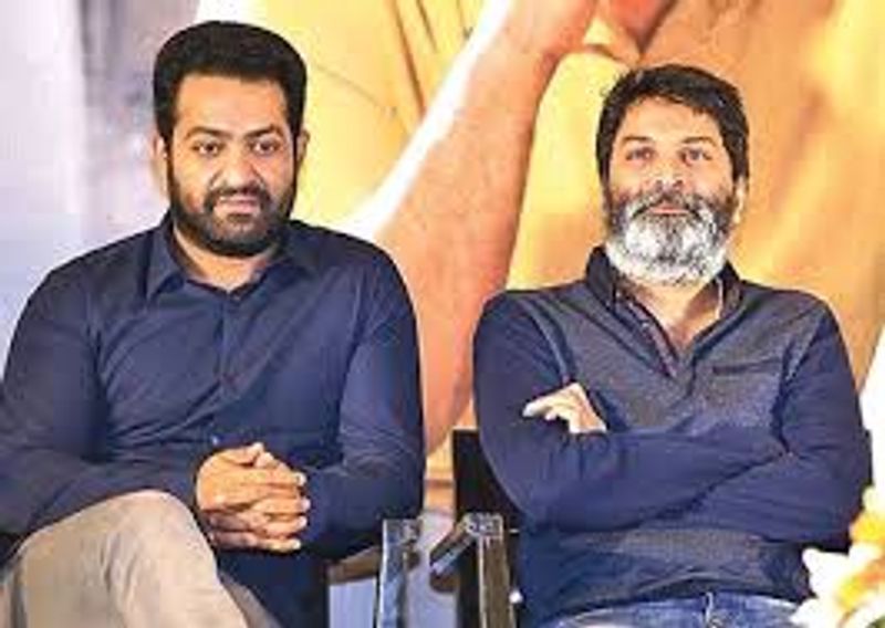చిత్ర పరిశ్రమలో ఎప్పుడు ఏం జరుగుతుందో ఊహించడం కష్టం. ఓవర్ నైట్లో కాంబినేషన్లే మారిపోవచ్చు. ఓ హీరోతో అనుకున్న ప్రాజెక్ట్ మరో హీరోతో కావచ్చు, ఓ దర్శకుడితో అనుకున్న సినిమా మరో దర్శకుడితో సెట్ కావచ్చు. ఏ క్షణంలో ఏదైనా జరగొచ్చు. ఇప్పుడు ఎన్టీఆర్ విషయంలో అదే జరిగింది. హాట్ టాపిక్గా మారింది.