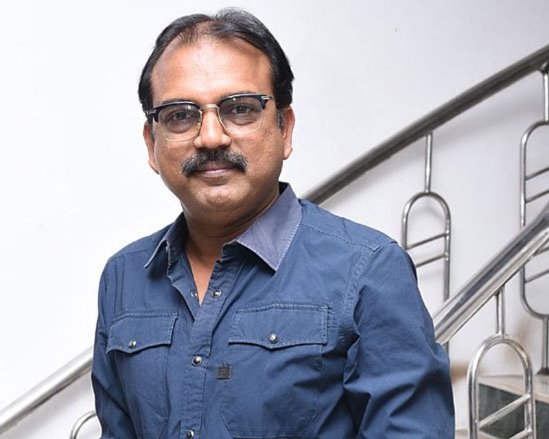 కొరటాల శివఈ జాబితాలో మనకు హీరోలు మాత్రమే కాదు డైరెక్టర్లు కూడా కనబడుతారు. ఆయనే టాలెంటెడ్ డైరెక్టర్ కొరటాల శివ. రకరకాల కారణాల వల్ల కొరటాల సమయం వృధా అయిపోయింది. 2018 తర్వాత కొరటాల దర్శకత్వంలో ఏ చిత్రమూ రాలేదు. ఇక ప్రతిష్టాత్మకంగా మెగాస్టార్ చిరంజీవి తో చేస్తున్న ఆచార్య మూవీ రిలీజ్ అవ్వాల్సిన టైం లో కరోనా సెకండ్ వేవ్ రావడంతో చిత్ర షూటింగ్ నత్తనడకన సాగుతోంది. ఇప్పటివరకు కొరటాల ఏ ప్రాజెక్ట్ కూడా డెడ్ లైన్ లోపు పూర్తయిన చరిత్ర లేదు. అసలే ఇలాంటి ట్రాక్ రికార్డు ఉన్న కొరటాల లాగ్ కి ఇప్పుడు కరోనా కూడా తోడవడంతో ఇది ఎక్కడికి దారి తీస్తుందో వేచి చూడాలి..!