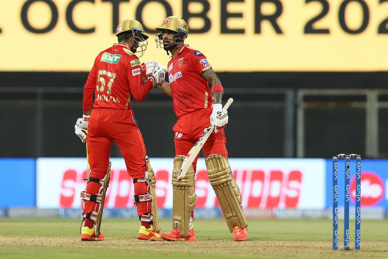 ఆ తర్వాత 7 బంతుల్లో 5 పరుగులు చేసిన కెఎల్ రాహుల్, రవీంద్ర జడేజా కొట్టిన ఓ బుల్లెట్ డైరెక్ట్ త్రోకి రనౌట్ అయ్యాడు. 15 పరుగులకే 2 వికెట్లు కోల్పోయిన పంజాబ్ కింగ్స్, ఆ తర్వాత వరుస వికెట్లు కోల్పోయింది.