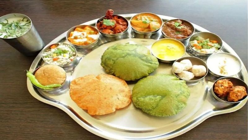 इस बात का ध्यान रखें कि एक साथ बहुत ज्यादा नहीं खाएं। कुछ समय के अंतराल पर थोड़ा-थोड़ा खाते रहें। इससे पेट में भारीपन महसूस नहीं होगा। जिन चीजों से डॉक्टर ने परहेज करने को कहा है, वे मत खाएं। साथ ही, दवा लेना भी मत भूलें। (फाइल फोटो)