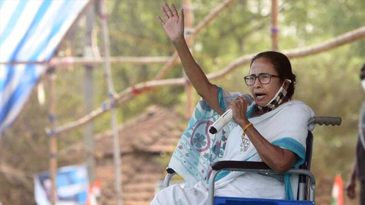 Shiv Sena supports Mamata Banerjee on ec ban her Shiv Sena supports Mamata Banerjee on ec ban her