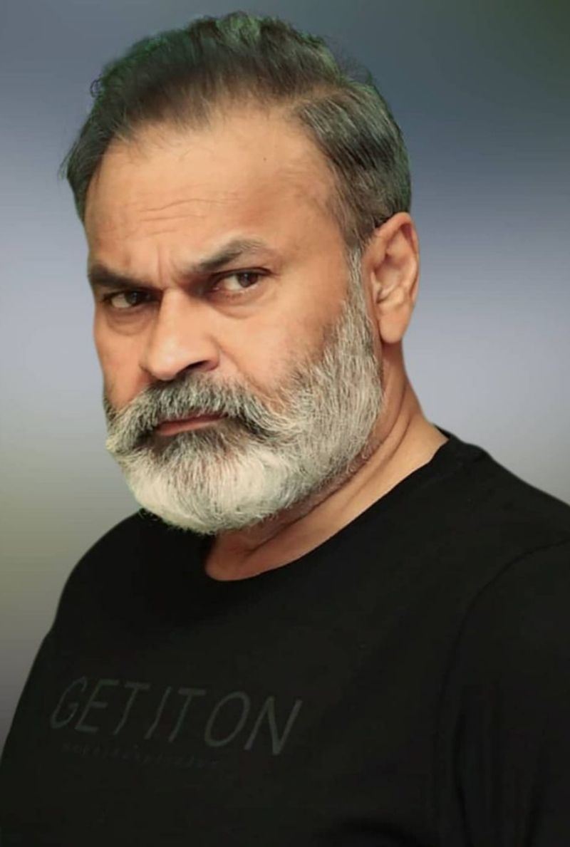 గతవారం విడుదలైన వకీల్ సాబ్ మూవీ బెనిఫిట్ షోస్, టికెట్ల ధరల పెంపు విషయంలో ఆంధ్రప్రదేశ్ ప్రభుత్వం కఠినంగా వ్యవహరించింది. బెనిఫిట్ షోలకు అనుమతి నిరాకరించడంతో పాటు ధరల పెంపుకు వీలు లేదని, ప్రత్యేక జీవో జారీ చేసింది.