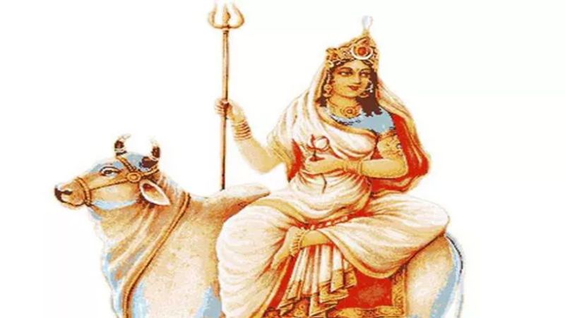 पहला दिन- नवरात्रि के पहले दिन मां दुर्गा के शैलपुत्री स्वरूप की पूजा की जाती है। इस दिन मां शैलपुत्री को गाय के घी भोग लगाने चाहिए। आप चाहे तो इस दिन गाय के घी का हलवा भी बना सकते हैं।