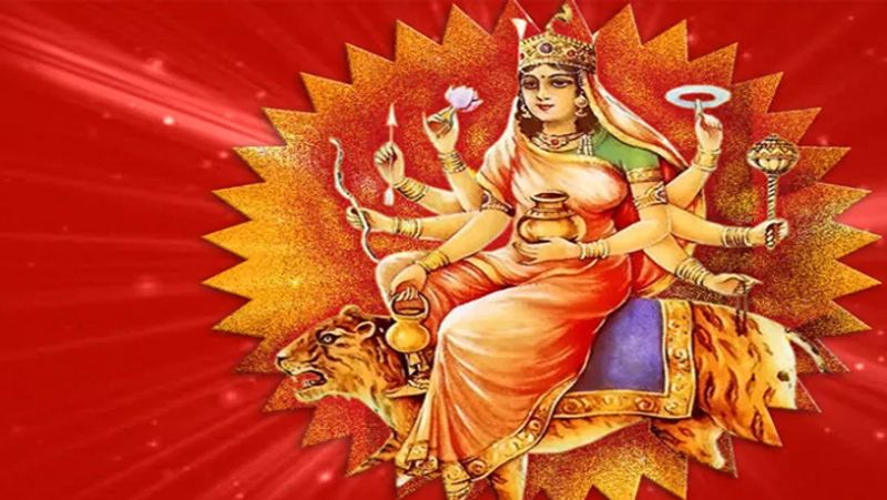 तीसरा दिन- नवरात्र के तीसरे दिन मां चंद्रघंटा की पूजा की जाती है। इस दिन मां को दूध का भोग चढ़ाएं और उसे जरूरतमंद को दान कर देना चाहिए। 