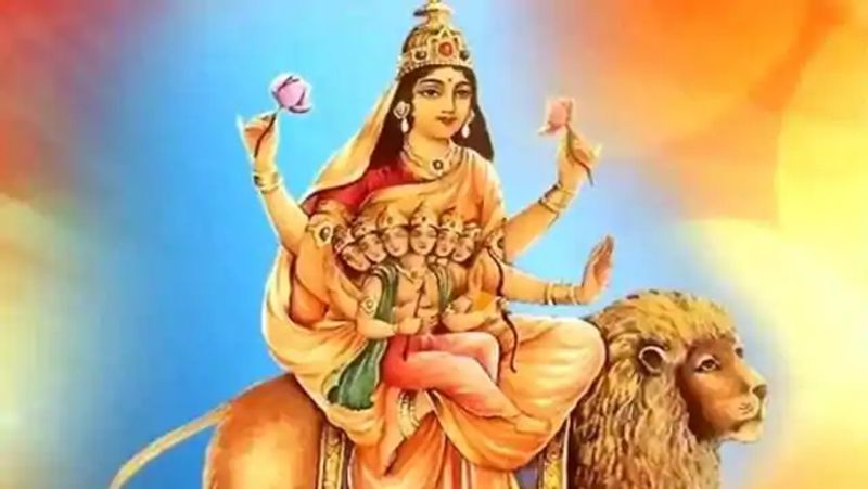पांचवा दिन- नवरात्रि के पांचवें दिन मां को केले का भोग चढ़ाना चाहिए। इस दिन स्कंदमाता की पूजा की जाती है। मां स्कन्दमाता की पूजा से सुख-शान्ति और शुभता की प्राप्ति होती है।