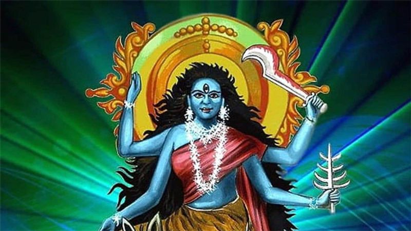 सातवां दिन- नवरात्रि के सातवें दिन मां कालरात्रि की पूजा की जाती है। इस दिन मां को गुड़ का भोग लगाएं और ब्राह्मण को दान करें। ऐसा करने के सारे संकट दूर हो जाते है।