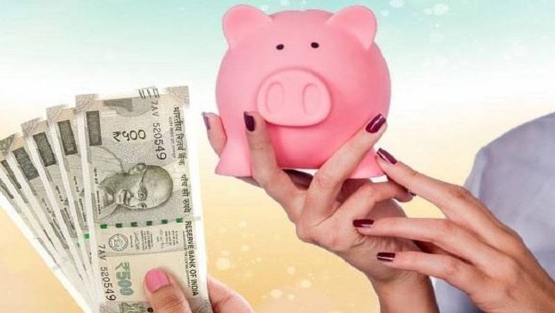 पीपीएफ स्कीम में निवेश करने पर टैक्स में छूट का लाभ मिलता है। यह स्कीम EEE कैटेगरी में आती है। इस स्कीम में निवेश पर मिलने वाले ब्याज और निवेश की गई राशि पर किसी तरह का टैक्स नहीं देना पड़ता है। पीपीएफ की ब्याज दर की हर 3 महीने के बाद समीक्षा होती है और इसमें बदलाव किया जा सकता है। पीपीएफ अकाउंट की खासियत यह है कि किसी कोर्ट को आदेश से किसी कर्ज या लायबलिटी के लिए जब्त नहीं किया जा सकता है। (फाइल फोटो)