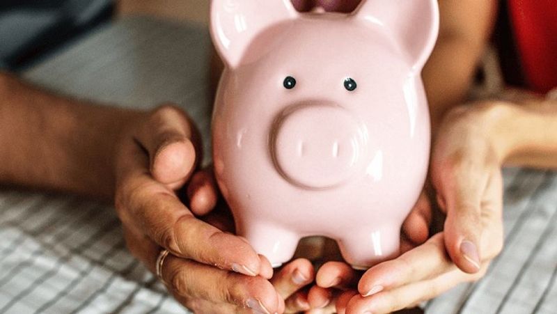 पीपीएफ अकाउंट के जरिए 1 करोड़ का फंड तैयार करने के लिए 25 साल तक हर महीने 12,500 रुपए का निवेश करना होगा। अगर आप 10 हजार रुपए का निवेश हर महीने करते हैं, तो 25 साल के बाद 81.76 लाख रुपए मिलेंगे। इस पर किसी तरह का टैक्स आपको देना नहीं होगा। (फाइल फोटो)