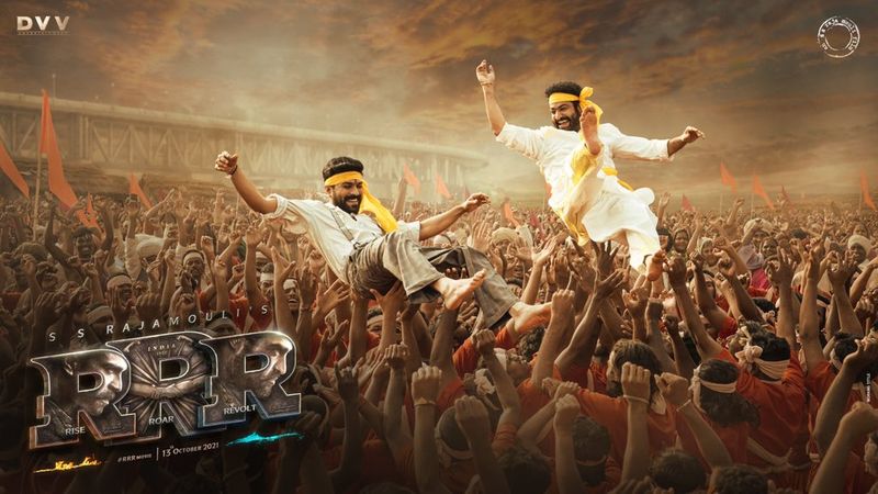 దర్శకధీరుడు రాజమౌళి తెరకెక్కిస్తున్న ఆర్ ఆర్ ఆర్ నుండి ఉగాది పోస్టర్ వచ్చేసింది. బీమ్, రామ్ సంబరాలు జరుపుకుంటున్న ఆ పోస్టర్ అద్భుతం