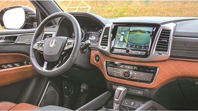 Mahindra XUV700 deliveries begin, keys of the Gold Edition handed over to Tokyo Paralympic medalist Sumit Antil