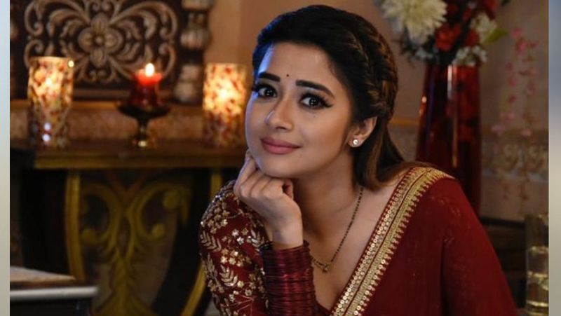 उन्होंने अपने ब्वॉयफ्रेंड के लिए कहा था - मैं उसके साथ रहना चाहती थी क्योंकि मुझे उससे प्यार था। लेकिन जब उसने मुझे अपने दोस्तों के सामने मारा तो मुझे लगा कि यह रिश्ता खत्म कर देना चाहिए। 