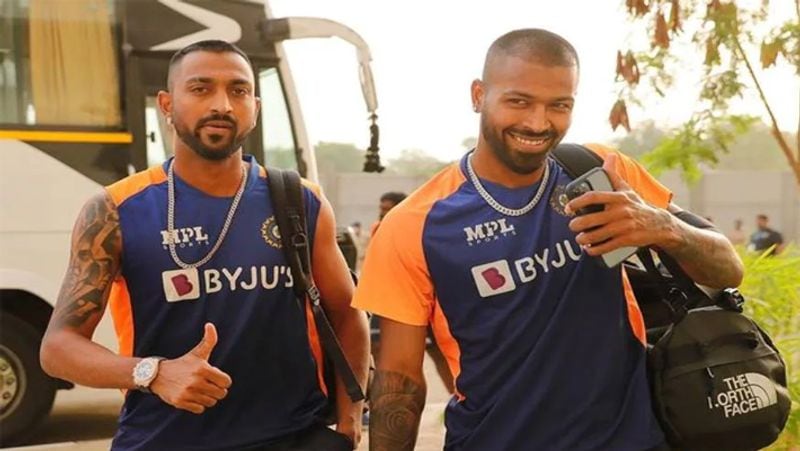 అలాంటిది మిడి మిడి టాలెంట్తో మిడిసిపడుతున్న కృనాల్ పాండ్యా, తోటి ప్లేయర్లకు ఏ మాత్రం గౌరవం ఇవ్వకుండా ప్రవర్తిస్తూ... నిత్యం వార్తల్లో నిలుస్తున్నాడు.