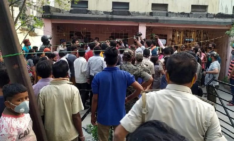 एसएसपी डॉ. तमिल वानन व सिटी एसपी सुभाष चन्द्र जाट भारी पुलिस बल के साथ मौके पर पहुंचे। दरवाजा तोड़कर घर के अंदर घुसी पुलिस ने जब कमरे की हालत देखी तो वह हैरान थे। पूरा कमरा खून से सना था, शव पड़े थे। शवों को कब्जे में लेकर पोस्टमॉर्टम के लिए भेजा गया।