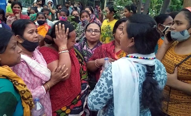 पुलिस जांच में सामने आया है कि आरोपी पत्नी और बच्चों की हत्या करने के बाद शवों को छिपाने की तैयारी कर रहा था। इसी दौरान छोटी बेटी की ट्यूशन टीचर आ गई। वारदात का किसी को पता ना चले इसके लिए उसने शिक्षिका को भी मार डाला। दोस्त के परिवार पर भी इसी वजह से हमला किया होगा।