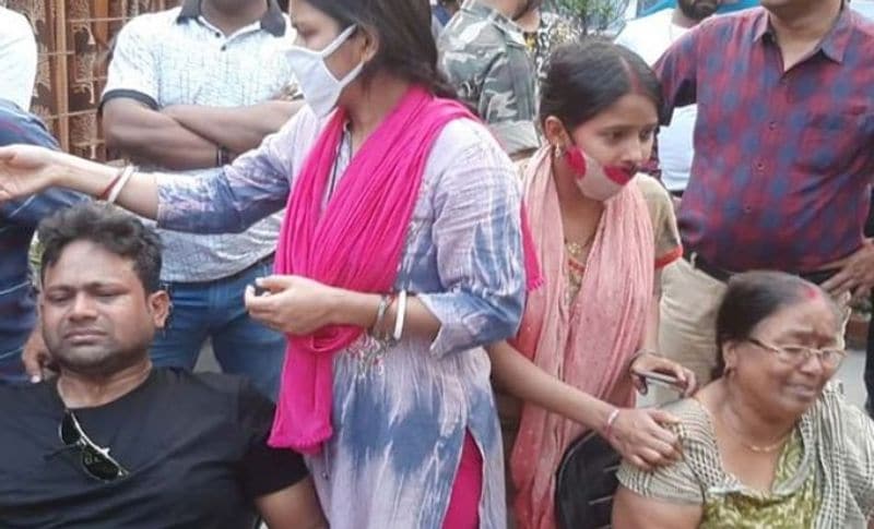 वारदात के बाद आरोपी के घर उसका दोस्त अभय अपनी पत्नी, बच्चे और साली के साथ पहुंचा था। दीपक ने उनको दरवाजे पर ही रोक दिया और कहने लगा आता हूं। थोड़ी देर बाद आरोपी हथौड़ा लेकर आया और उनपर हमला कर दिया। किसी तरह वो जान बचाकर भागे। आरोपी ने सभी शवों को कमरे में बंद कर दिया। ट्यूशन टीचर का शव बॉक्स वाले पलंग के नीचे छिपा दिया। टीचर की स्कूटी को कमरे में रख दिया। फिर घर में ताला डालकर बुलेट से भाग गया।