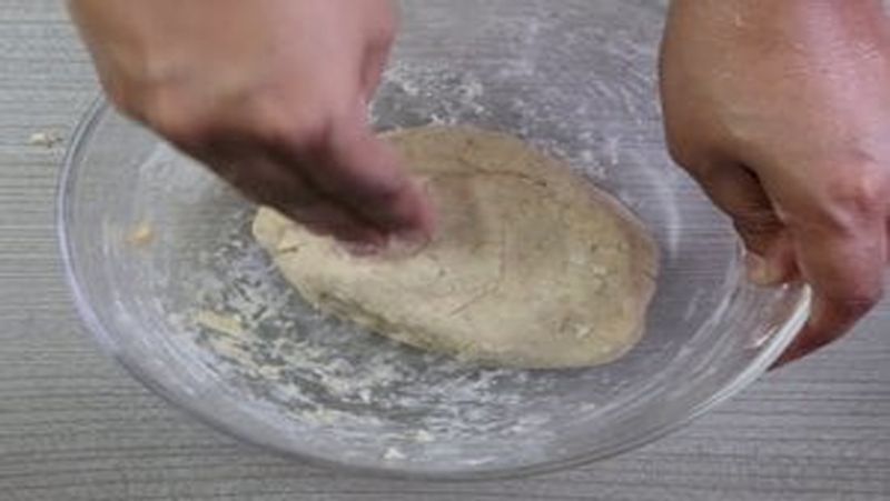थोड़ा-थोड़ा पानी मिलाकर आप एक सॉफ्ट आटा तैयार कर लें। इसके बाद आटे को रोटी की तरह चपटा बेल ले और उसमें से लंबे-लंबे टुकड़े काटें।