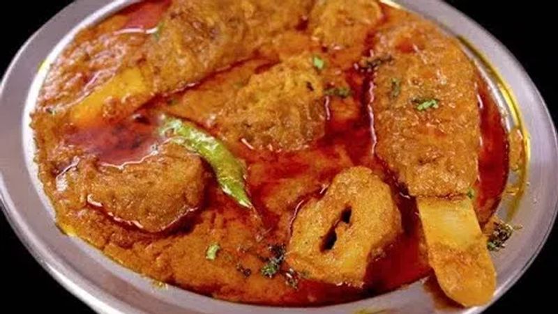 आपकी होममेड सोया चाप पकाने के लिए तैयार है। अब इससे आप नॉनवेज स्टाइल सोया चाप करी या फिर फ्राइड सोया चाप बना सकते हैं। 