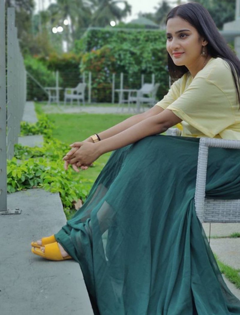 പച്ചപ്പിനൊപ്പം സഞ്ചരിക്കൂവെന്നാണ് അദിതി രവി പറയുന്നത്.