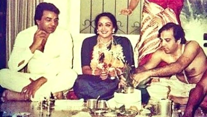 बॉलीवुड के दो सुपरस्टार्स की शादी बेहद सादे अंदाज में हुई। दूल्हे धर्मेन्द्र न तो बारात लेकर आए और न घोड़े पर सवार हुए, लेकिन दुल्हन के बंगले पर कर्नाटक संगीत गूंज रहा था। पुरोहितों ने पूरे विधि-विधान से विवाह संपन्न कराया। विवाह होने के बाद जो मेहमान आए थे उन्हें परंपरा के अनुसार केले के पत्ते पर भोजन कराया गया। उपमा, चावल, रसम और सांभर परोसे गए थे।