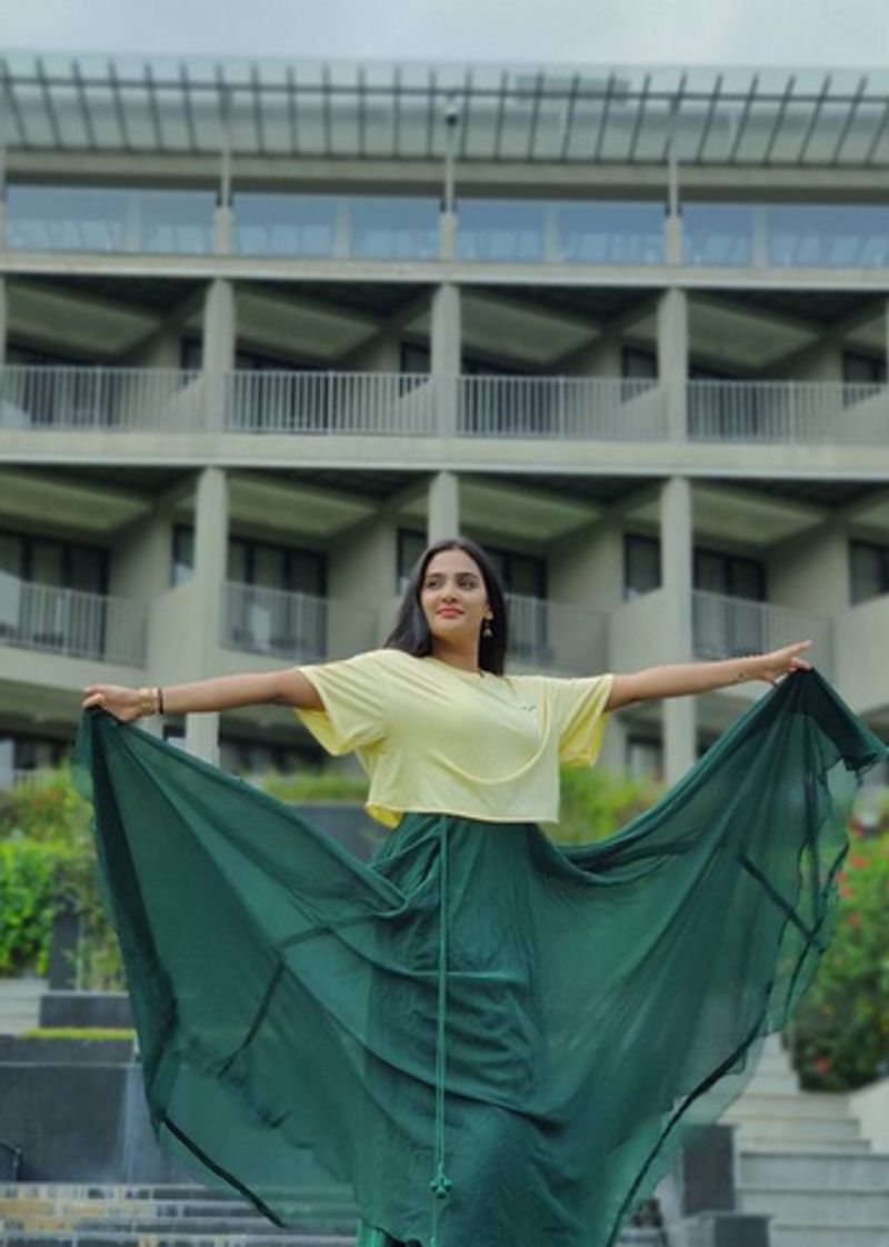 ഇത് എന്നാ മായം എന്ന സിനിമയിലൂടെ തമിഴകത്തുമെത്തിയിട്ടുണ്ട് അദിതി രവി.