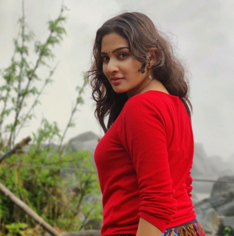 ഇപോഴിതാ അദിതി രവിയുടെ പുതിയ ഫോട്ടോകളാണ് ചര്ച്ചയാകുന്നത്.