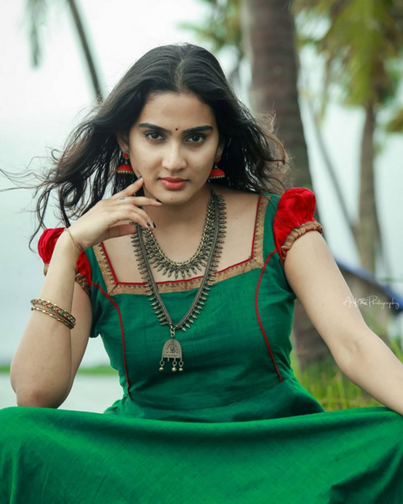 ആൻഗ്രി ബേബീസ് ഇൻ ലവ് എന്ന സിനിമയിലെ കഥാപാത്രമായാണ് അദിതി രവി ആദ്യമായി വെള്ളിത്തിരയിലെത്തുന്നത്.