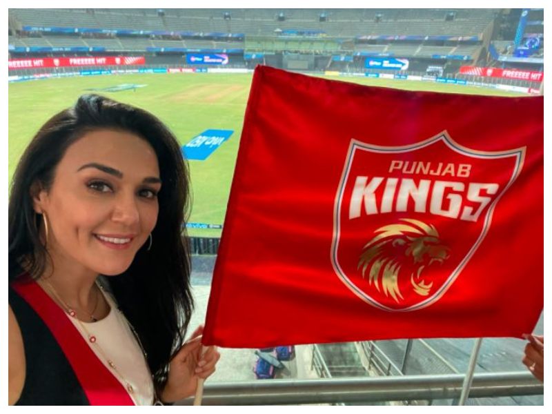 వేలంలో షారుక్ను కొనుగోలు చేసిన తర్వాత కేకేఆర్ సహ యజమాని షారుక్ ఖాన్ కొడుకు ఆర్యన్ను పిలిచి ‘మేం షారుక్ను కొన్నాం...’ అంటూ అరుస్తూ ఏడిపించిన ప్రీతి జింటా...అతని ఆటతీరుకి ఫ్యాన్ అయినట్టే కనిపిస్తోంది.