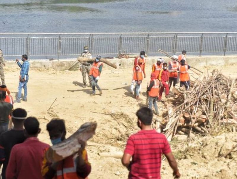 राजधानी लखनऊ में सोमवार को 3892 संक्रमित मिले थे, लेकिन आज इनकी संख्या 5382 है। जबकि, प्रयागराज में सोमवार को जहां 1295 नए संक्रमित मिले थे, वहीं आज यहां 1856 नए संक्रमित मिले हैं। 