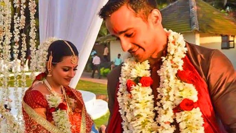 कुछ ही टाइम बाद इनकी दोस्ती प्यार में बदल गई और अनीता ने 14 अक्टूबर, 2013 को अपने तेलुगु ब्वॉयफ्रेंड से शादी करने का फैसला किया। रोहित रेड्डी बिजनेसमैन हैं। शादी के 7 साल बाद अनीता और रोहित फरवरी, 2021 में पेरेंट्स बने हैं। 