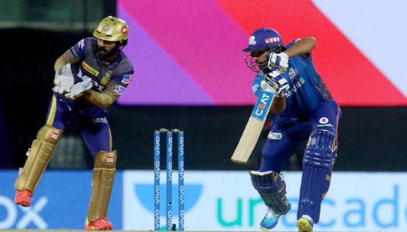 అయితే మొదటి ఐదు మ్యాచుల్లో ముంబై ఇండియన్స్ పర్ఫామెన్స్ మాత్రం ఫ్యాన్స్కి ఏ మాత్రం మింగుడు పడడం లేదు. పంజాబ్ కింగ్స్తో జరిగిన మ్యాచ్లో మొదటి బౌండరీ బాదేందుకు ఐదు ఓవర్ల వరకూ వేచి చూశారు ముంబై బ్యాట్స్మెన్...