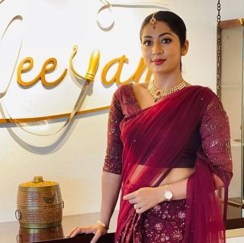 സോഷ്യൽ മീഡിയയിൽ സജീവമായ താരം പങ്കിടുന്ന ചിത്രങ്ങൾ ഇരു കൈയും നീട്ടിയാണ് പ്രേക്ഷകർ സ്വീകരിക്കുന്നത്.