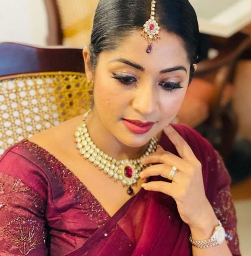 ഇപ്പോഴിതാ വൈന് നിറത്തിലുള്ള സാരിയില് സുന്ദരിയായ താരത്തിന്റെ ചിത്രങ്ങളാണ് സോഷ്യല് മീഡിയയില് വൈറലാകുന്നത്.
