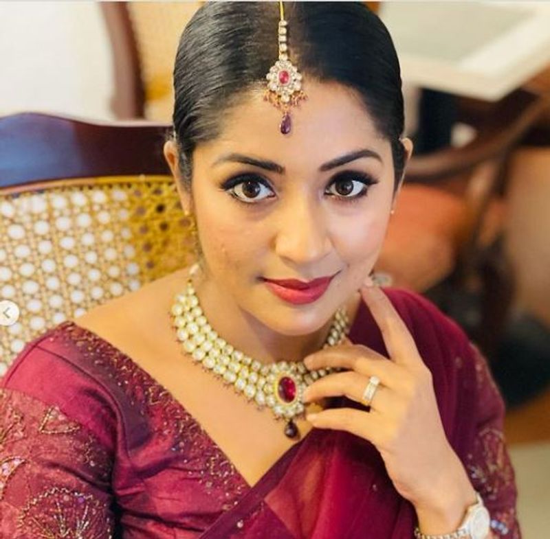 വൈന് നിറത്തിലുള്ള ഔട്ട്ഫിറ്റില് സുന്ദരിയായിരിക്കുകയാണ് നവ്യ. സെലിബ്രിറ്റി സ്റ്റൈലിസ്റ്റ് ശബരിനാഥ് ആണ് നവ്യയെ സ്റ്റൈല് ചെയ്തത്.
