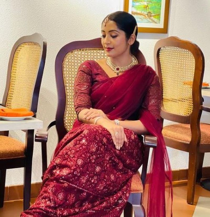 ചിത്രങ്ങള് നവ്യ തന്നെയാണ് തന്റെ ഇന്സ്റ്റഗ്രാമിലൂടെ പങ്കുവച്ചത്. ചിത്രങ്ങള് വൈറലായതോടെ കമന്റുകളുമായി ആരാധകരും രംഗത്തെത്തി.