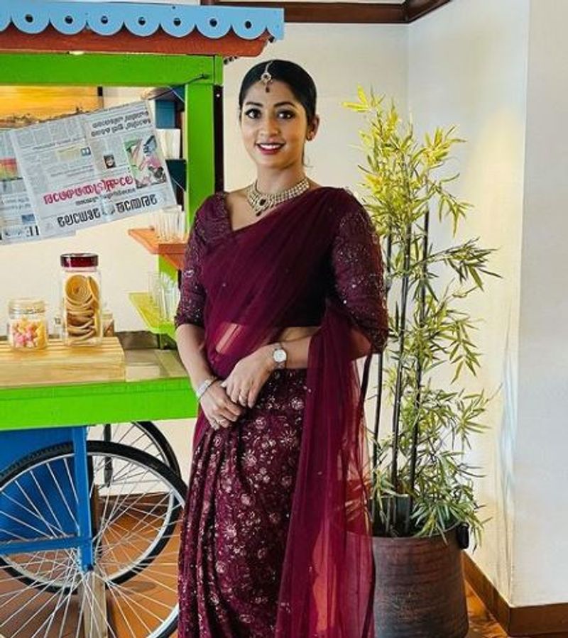 പച്ച നിറത്തിലുള്ള സാരിയുടുത്ത് നാടൻ ലുക്കിലുള്ള നവ്യയുടെ ചിത്രങ്ങളും അടുത്തിടെ ഏറെ ശ്രദ്ധ നേടിയിരുന്നു. 