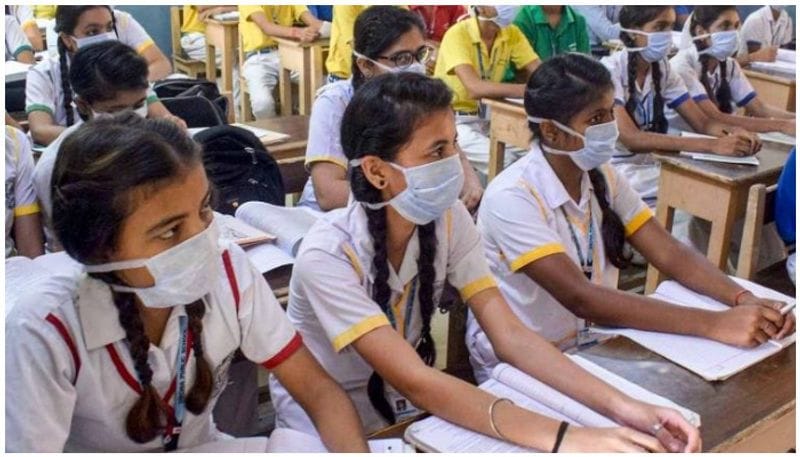 उत्तराखंड
यहां की सरकार भी 12वीं की परीक्षा कराने के पक्ष में है। परीक्षा कब होगी इसे लेकर जून में बोर्ड फैसला करेगा। 