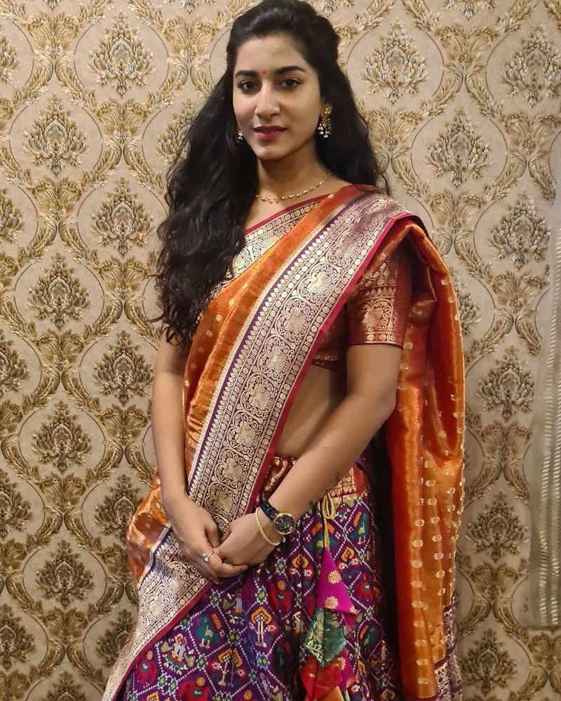విష్ణు ప్రియ లేటెస్ట్ ఫోటో షూట్ ఫ్యాన్స్ కి పండగ ట్రీట్ లా ఉంది. దీనితో విష్ణు ప్రియ... నీ గ్లామర్ సూపర్ అంటూ కితాబు పలుకుతున్నారు ఫ్యాన్స్. విష్ణు ప్రియ లేటెస్ట్ ఫోటోలు వైరల్ గా మారాయి.