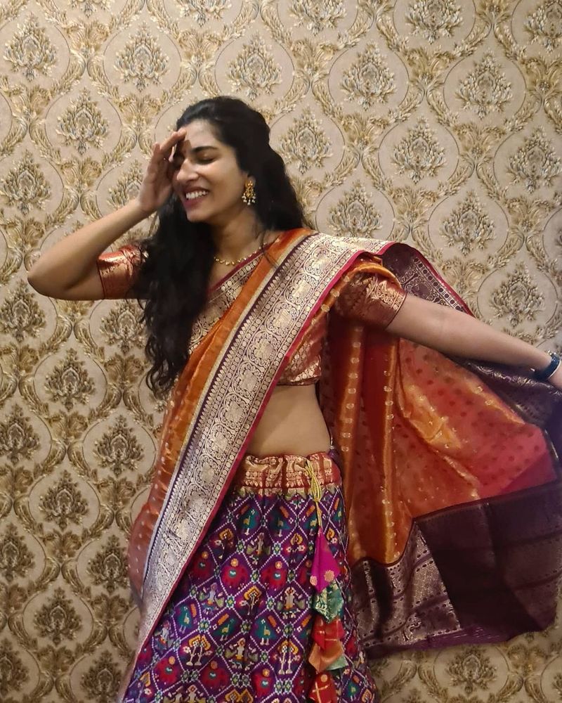 హాఫ్ సారీ పైట పక్కకు జరిపి, వంపైన నడుము చూపించింది ఈ హాట్ యాంకర్. తీరైన నడుము చూసిన ఫ్యాన్స్ కి మతిపోతుంటే, సిగ్గుపడుతూ విష్ణు ప్రియ మరింత రెచ్చగొట్టారు.