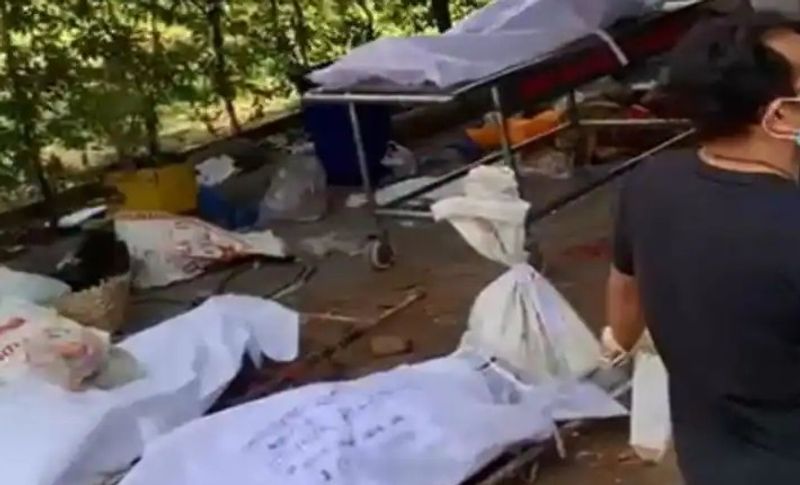 बता दें कि पिछले हफ्ते सूरत में मरने वालों का सिलसिला इतना ज्यादा था कि एक मुक्तिधाम में दो घंटे के भीत 40 शव पहुंचो हुए थे।। यानि हर 15 मिनट में ही 3 एंबुलेंस में 9 शव लाए गए। वहीं दसूरी एंबुलेंस 6 शव रखाकर आए। इन शवों की चिता जलाने के लिए जगह कम पड़ गई।