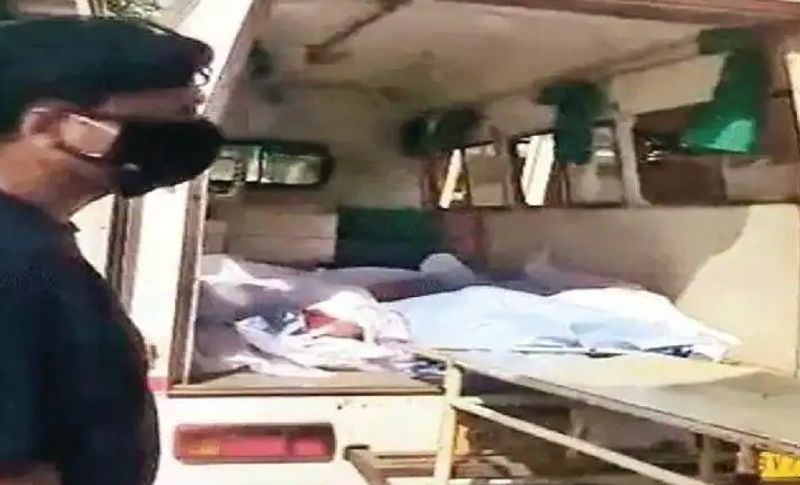सूरत में महामारी का इतना ज्यादा प्रकोप बढ़ गया है कि शवों को लाने वाली मुर्दाघर की गाड़ियों की कमी आने लगी है। एक वाहन में कई शव ढोए जा रहे हैं। शव वाहन एक साथ कई शवों को लेकर निकलते हैं और उन्हें अलग-अलग श्मशाट घाट पर उतारते हुए चलते बनते हैं। सूरत में रहने वाले लोगों का कहना है कि इतना बुरा वक्त हमने अपनी पूरी जिंदगी में कभी नहीं देखा।
