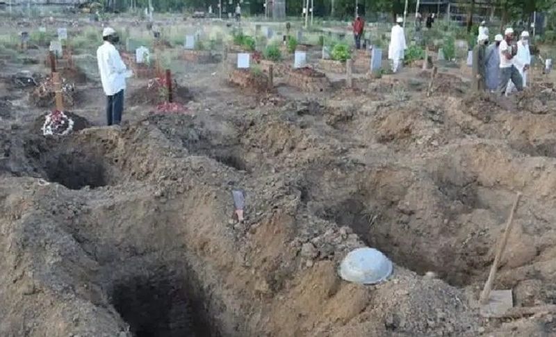 यह तस्वीर मोरा भागल के कब्रिस्तान की है, जहां कोरोना के प्रकोप को देखते हुए 25 से 30 कब्र पहले से ही खोद दी गई हैं। ताकि उनको सही से जमीन के अंदर दफन किया जा सके। सूरत में तीन कब्रिस्तान हैं, जहां औसतन सामान्य दिनों में दो से तीन शव आते थे, लेकिन अब रोजाना 10 से 12 शव आ रहे हैं। आलम यह हो गया है कि अब कफन भी कम पड़ने लगे हैं। क्योंकि शहर में लॉकडाउन की वजह से दुकाने पहले से ही बंद है।