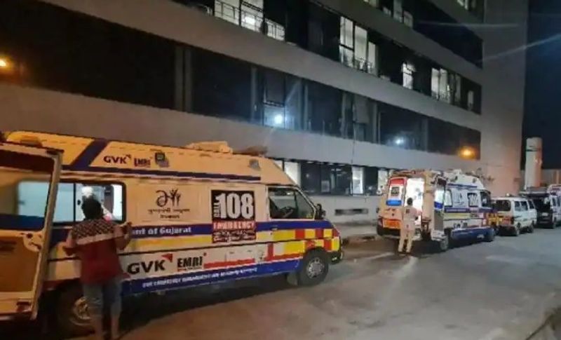 अहमदाबाद में इस रफ्तार से मामले सामने आ रहे हैं कि यहां के सबसे बड़े 1200 बेड वाले अस्पताल में जगह नहीं बची है। बाहर एंबुलेंस की लंबी लाइन लगी हुई हैं, जिनमें मरीज इलाज के लिए तड़प रहे हैं। डॉक्टर और नर्स यहीं पर उनका इलाज करने में जुटे हुए हैं।
