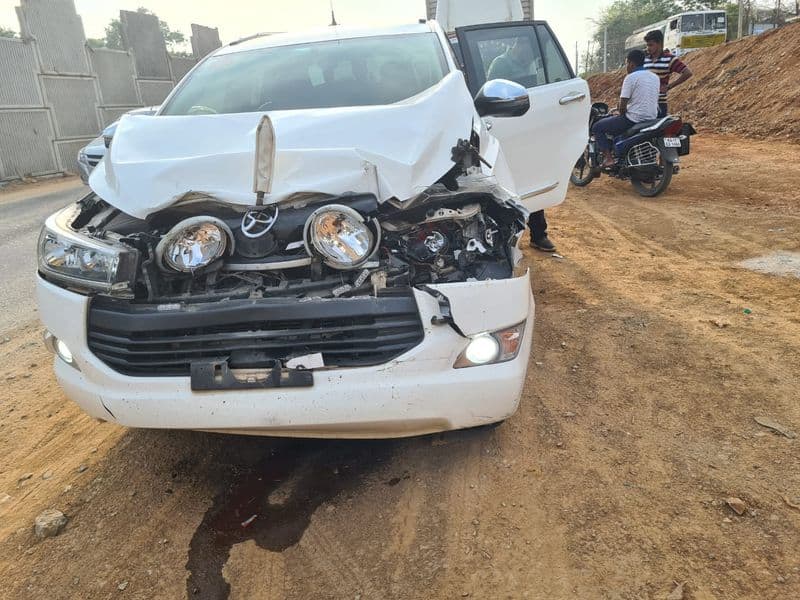 Congress Leader UT Khader Car Accident Near Davanagere grg
