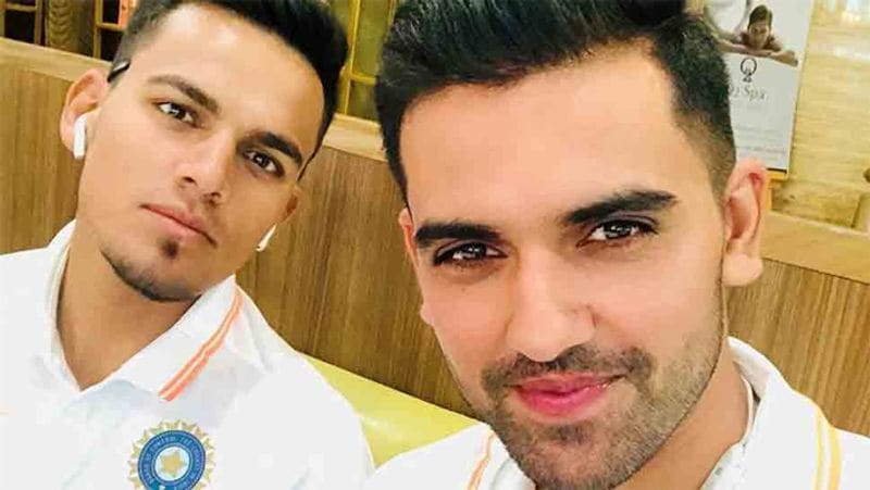 दोनों भाइयों ने कड़ी मेहनत और लग्न से अपने क्रिकेटर बनने का सपना पूरा किया, जिसमें दीपक के पिता और रिटायर एयरफोर्स सार्जेंट लोकेंद्र सिंह ने उनका पूरा साथ दिया। 
