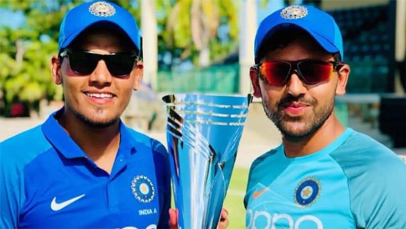 आज क्रिकेट की दुनिया में दोनों भाई चाहर ब्रदर्स (Chahar Brothers) के नाम से जाने जाते हैं। हालांकि, आईपीएल में दोनों भाई अलग- अलग टीमों के लिए खेलते हैं। दीपक जहां चैन्नई सुपर किंग्स के मेन बॉलर है, तो वहीं, राहुल भी मुंबई के लिए बैक बोन का काम कर रहे हैं। उनकी फिरकी गेंद के जाल में बड़े से बड़ा बल्लेबाज भी फंस जाता है।